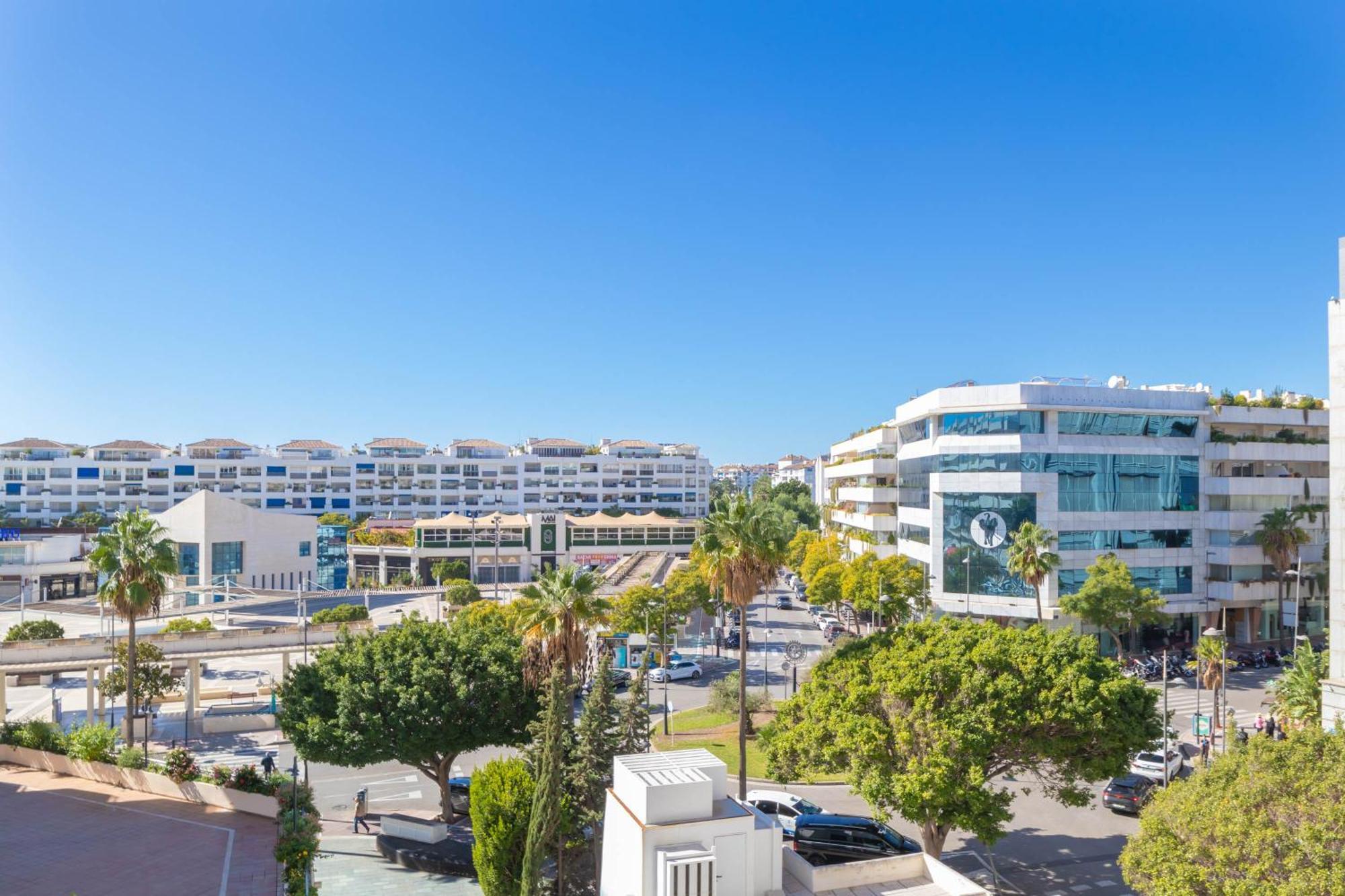 Marina Banus L Appartamento *